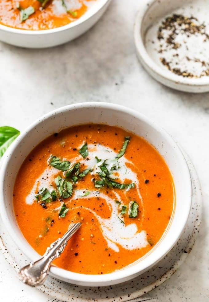 Cremige Tomaten-Basilikum-Suppe ohne Milchprodukte in einer Schale