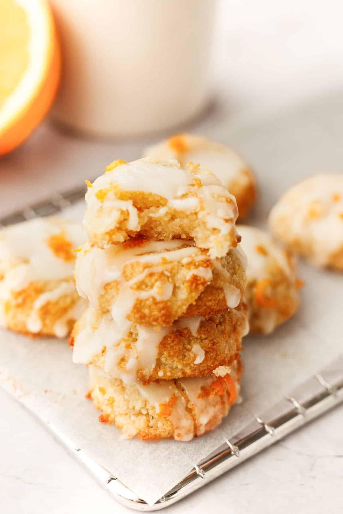 Frisch gebackene Orangen-Mandel-Kekse, glasiert und mit Orangenschale bestreut.