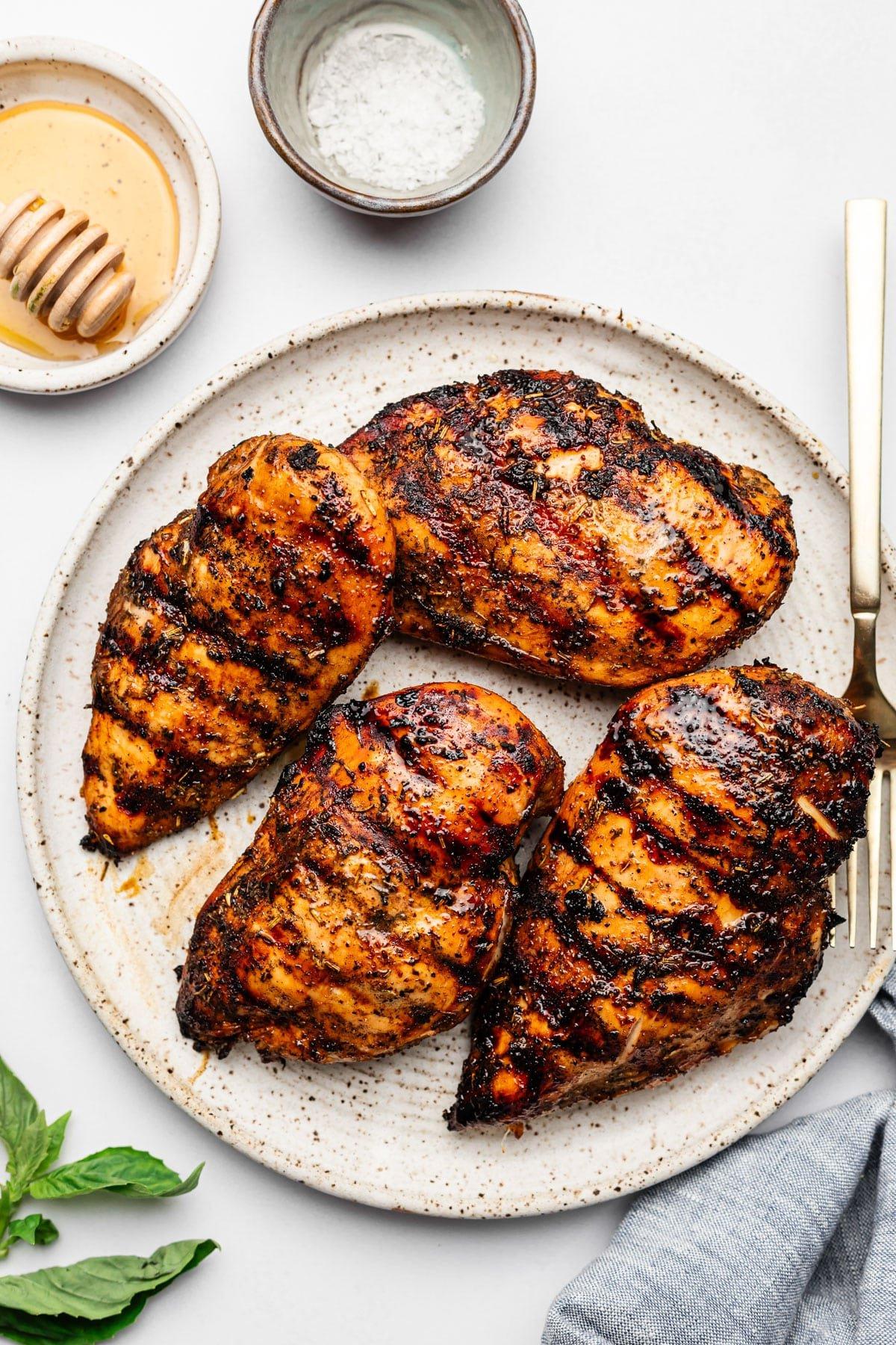 Honig-Balsamico-Hähnchen vom Grill auf einem Teller angerichtet