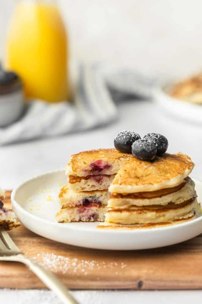 Luftige Zitronen-Blaubeer-Pfannkuchen mit Ahornsirup und frischen Früchten