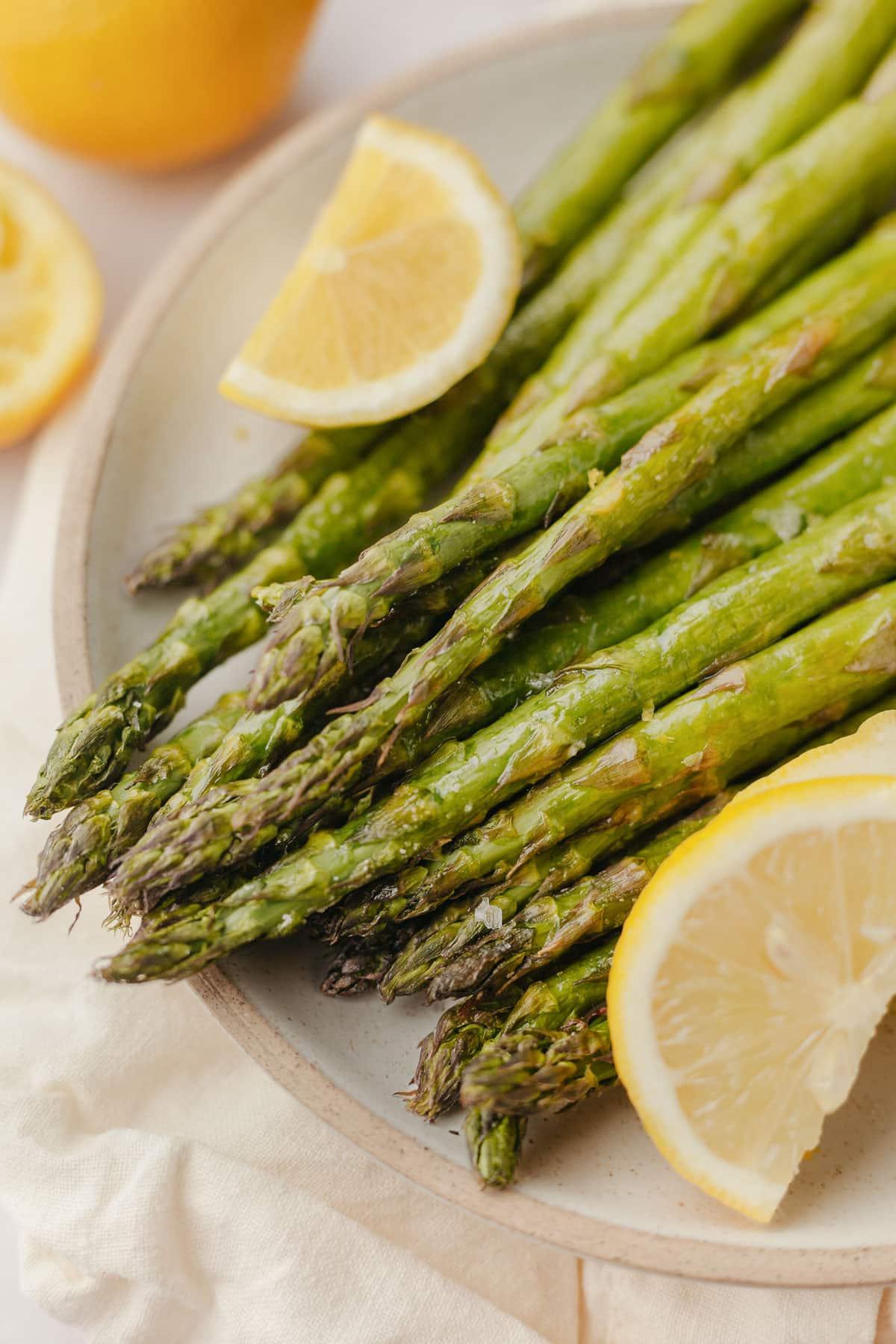 Spargel aus der Heißluftfritteuse 2 Frisch zubereiteter Spargel aus der Heißluftfritteuse, perfekt goldbraun und knusprig