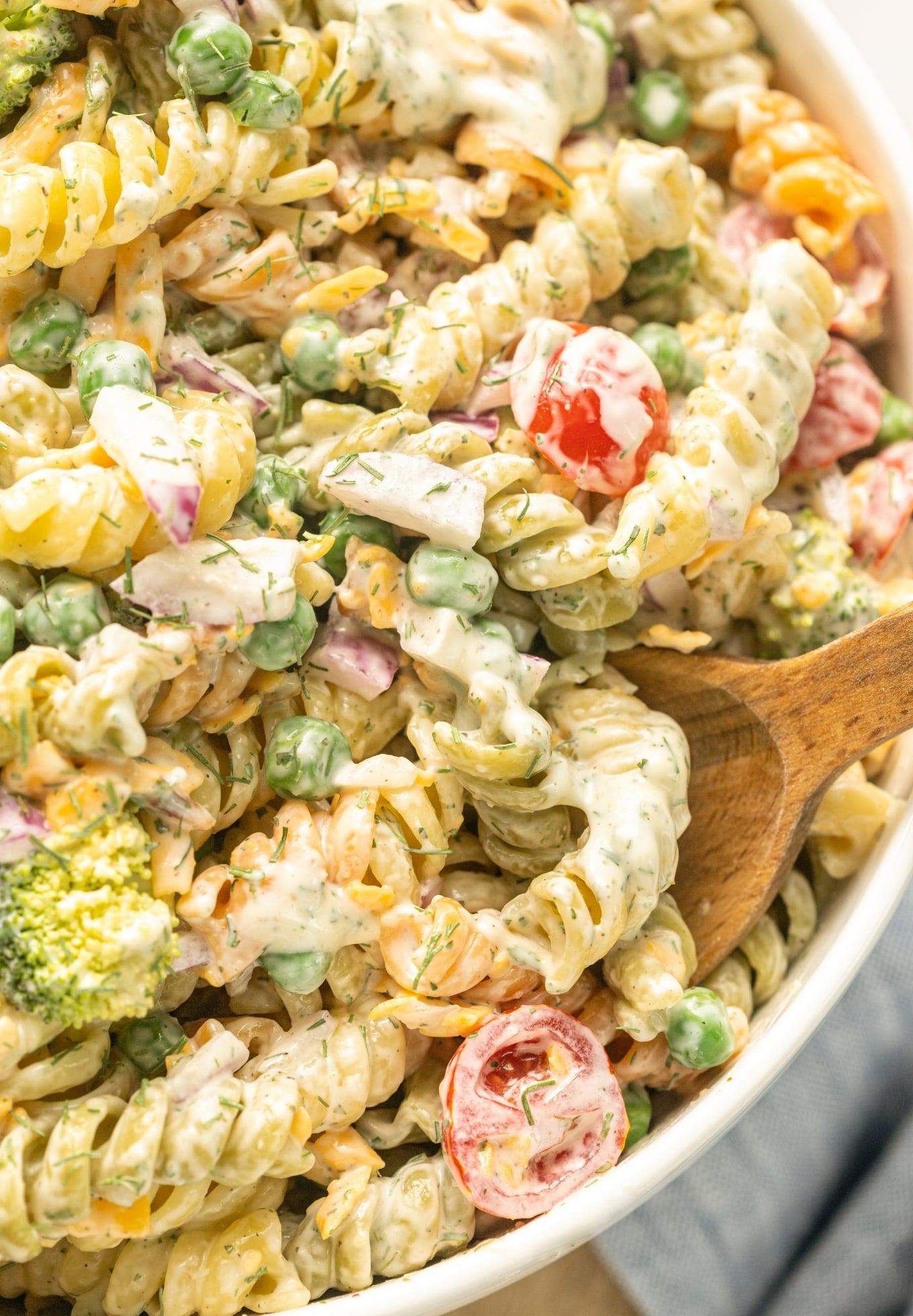 Cremiger Speck-Ranch-Nudelsalat 2 Cremiger Speck-Ranch-Nudelsalat in einer großen Schüssel, bereit zum Servieren.