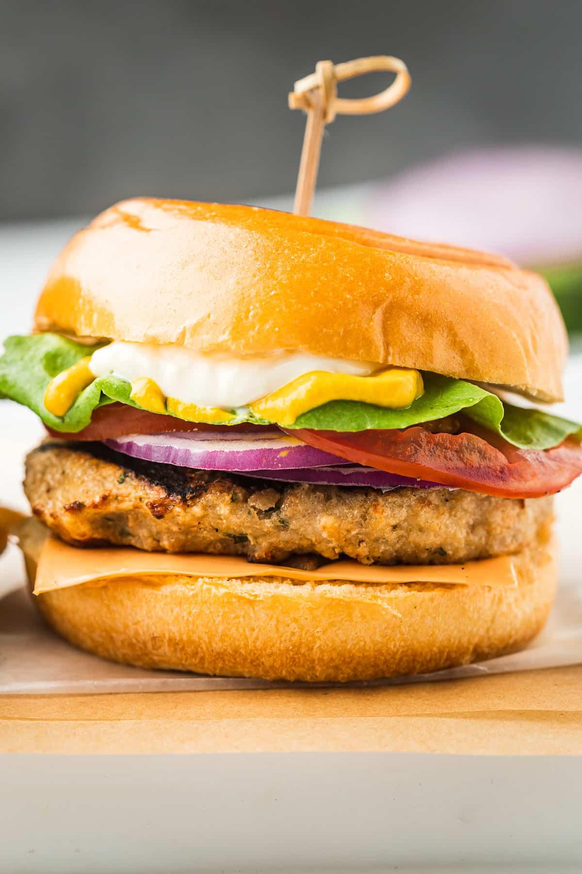 Die besten Hähnchenhackfleisch-Burger 2 Saftige Hähnchen-Hackfleisch-Burger vom Grill, bereit zum Genießen