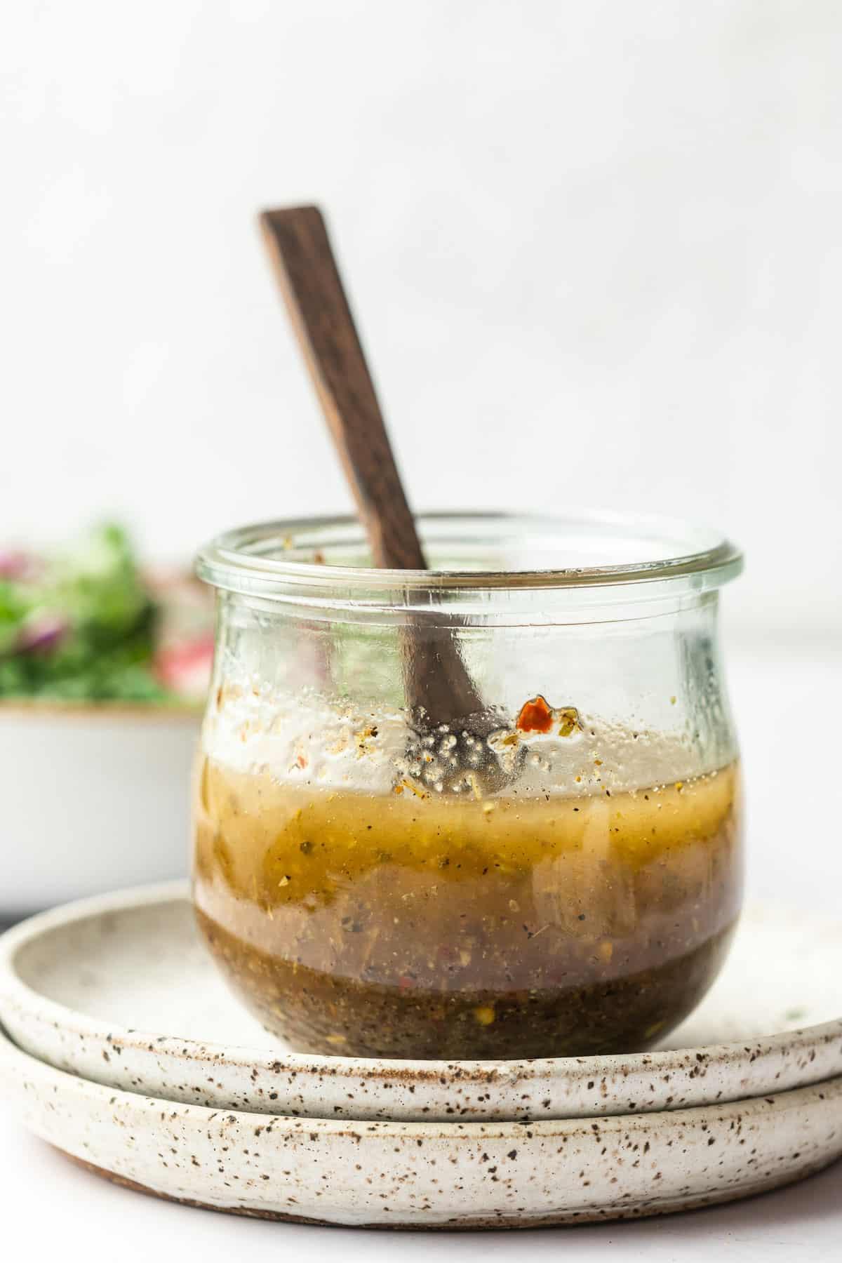 Einfaches selbstgemachtes italienisches Salatdressing 2 Hausgemachtes italienisches Dressing in einem Glas, bereit zum Servieren