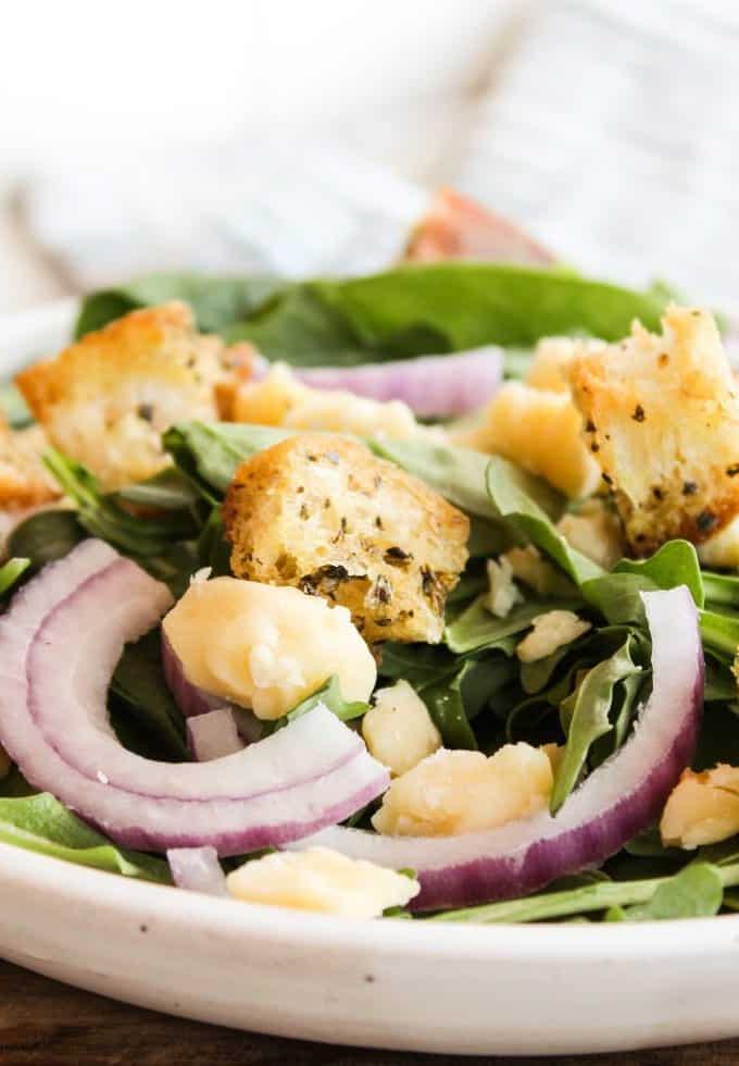 Hausgemachte Croutons 2 Frisch gebackene, goldbraune selbstgemachte Croutons auf einem Backblech, bereit zum Servieren.