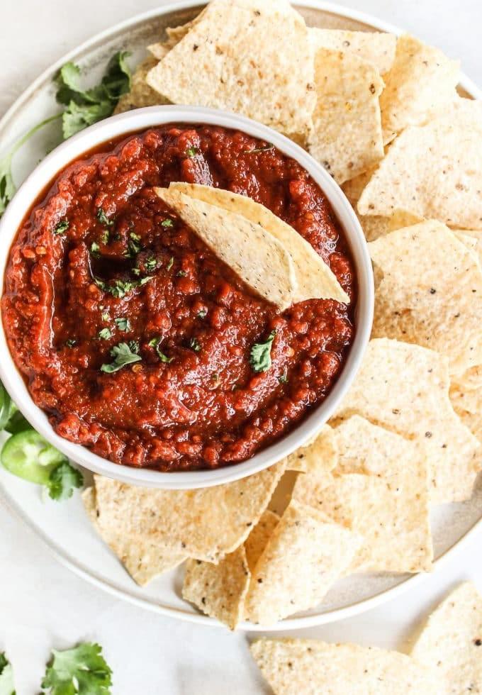 5-Minuten-Chipotle-Salsa 2 Frisch zubereitete Chipotle Salsa in einer Schüssel, umgeben von Tortilla-Chips
