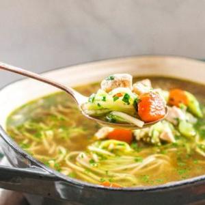 Hühner-Zucchini-Nudelsuppe 2 Eine herzhafte Schüssel Hühner-Zoodles-Suppe mit frischen Kräutern