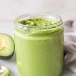 Cremiges Avocado Dressing & Dip 2 Cremiges Avocado Dressing & Dip in einer Schale angerichtet.