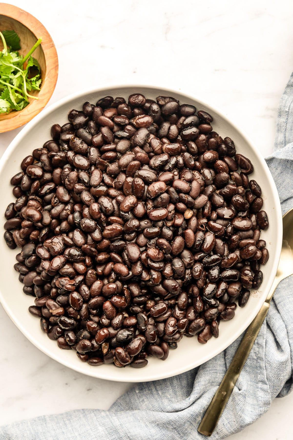 Instant Pot Schwarze Bohnen 2 Frisch gekochte schwarze Bohnen in einer Schüssel, bereit zum Servieren
