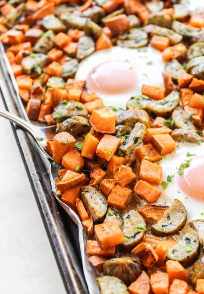 Süßkartoffel-Frühstück vom Blech 2 Fertiges Süßkartoffel-Frühstück vom Blech, servierbereit