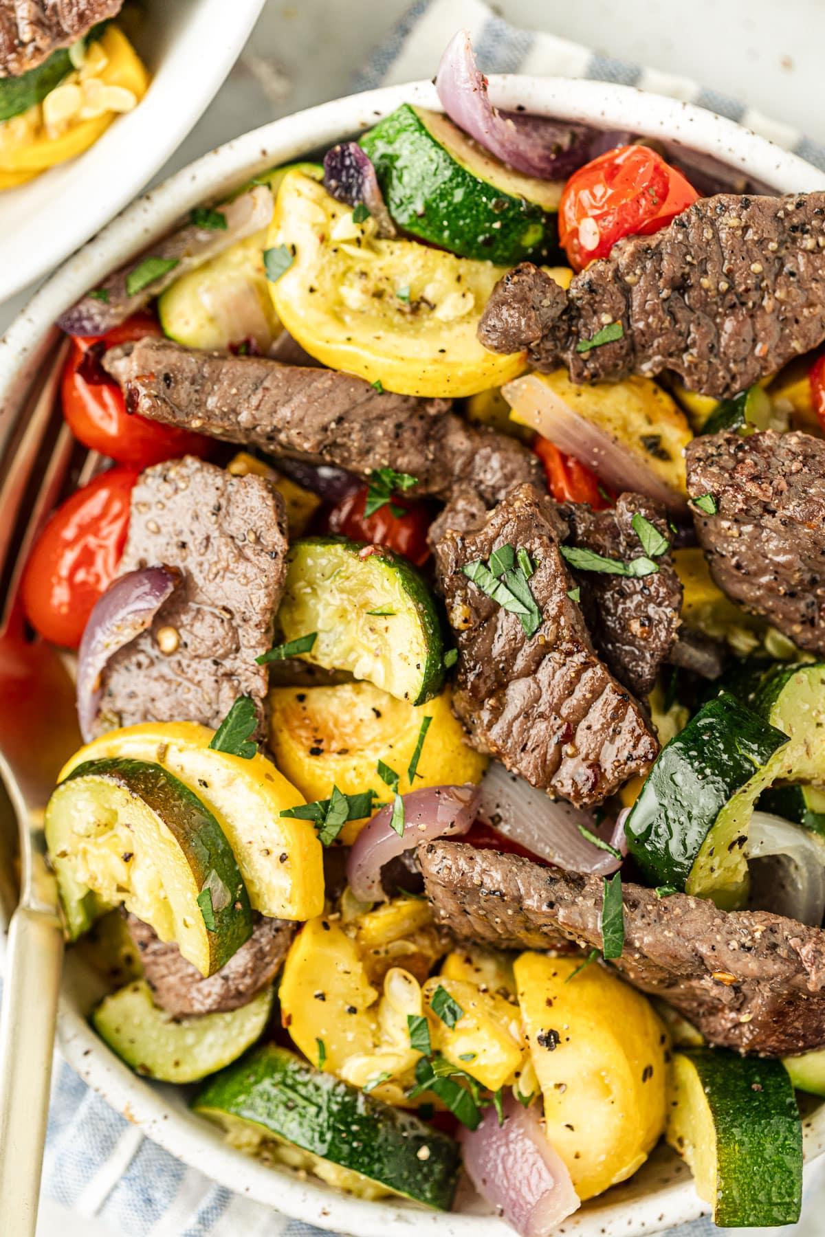 Steak mit geröstetem Gemüse 2 Ein frisch zubereitetes Blech-Steak mit Ofengemüse, appetitlich angerichtet