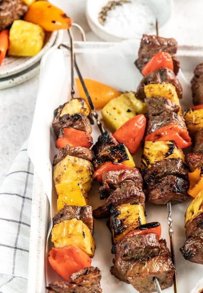 Hawaii-Steak-Spieße 2 Saftige hawaiianische Steak-Spieße mit Ananas und Paprika auf dem Grillrost