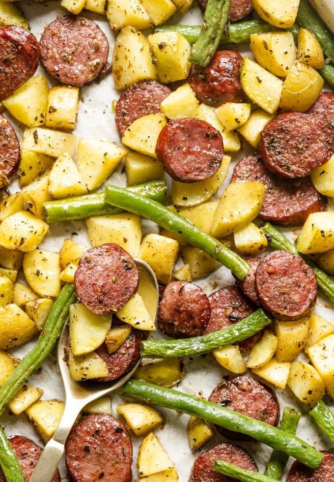 Wurst mit Kartoffeln und Grünen Bohnen vom Backblech 2 Ofenblech-Wurst mit Kartoffeln und grünen Bohnen auf Backblech