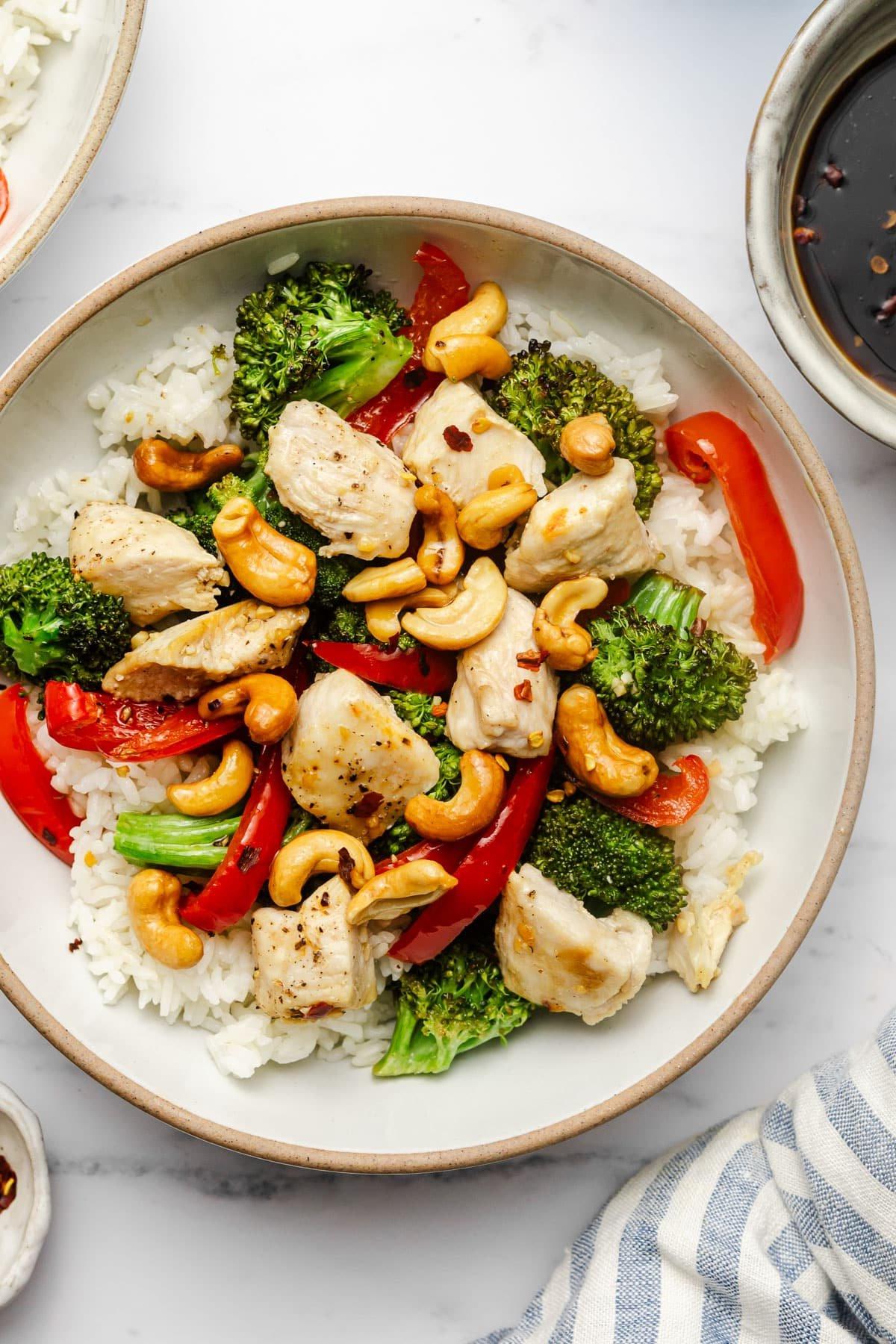 Einfaches Cashew-Hähnchen vom Blech 2 Saftiges Ofenblech-Cashew-Hähnchen mit Brokkoli und roter Paprika, servierfertig auf einem Blech