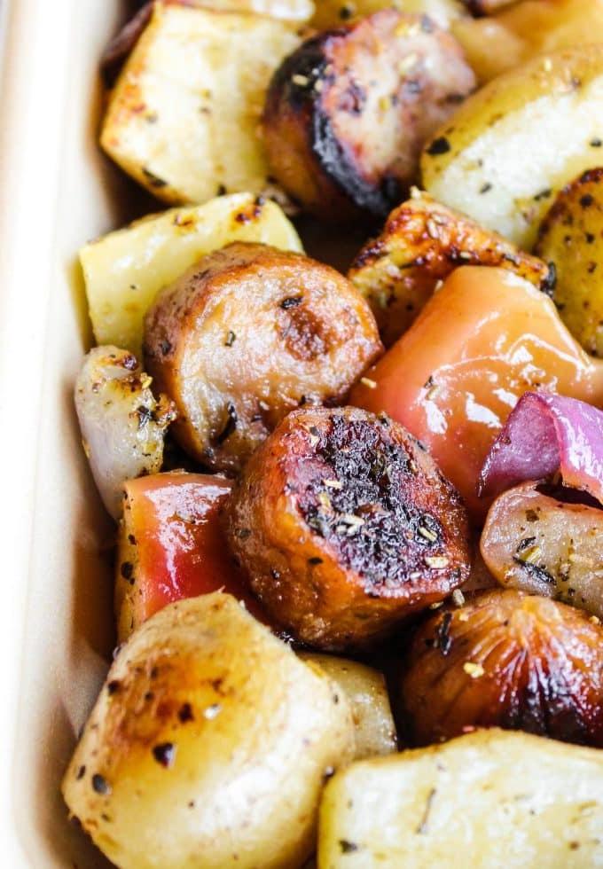 Wurst mit Äpfeln und Kartoffeln vom Blech 2 Ein frisch gebackenes Blechgericht mit goldbrauner Wurst, karamellisierten Äpfeln und zarten Kartoffeln