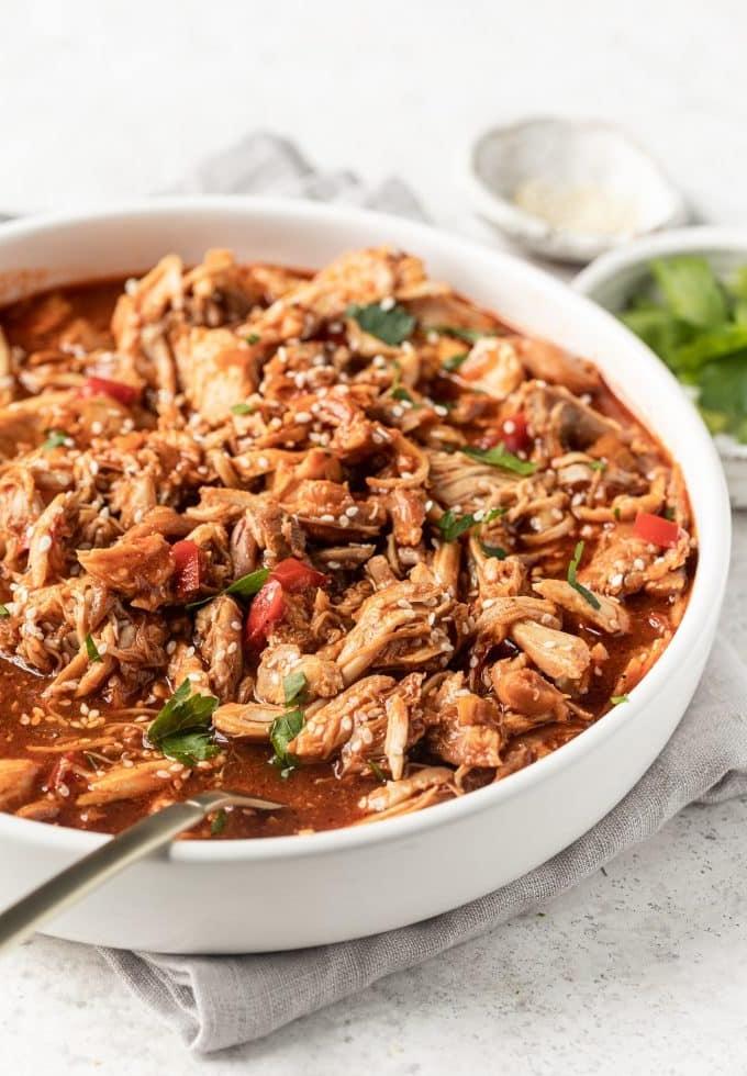 Instant Pot Süßes Sesam-Hähnchen serviert über Reis und mit Sesamsamen bestreut