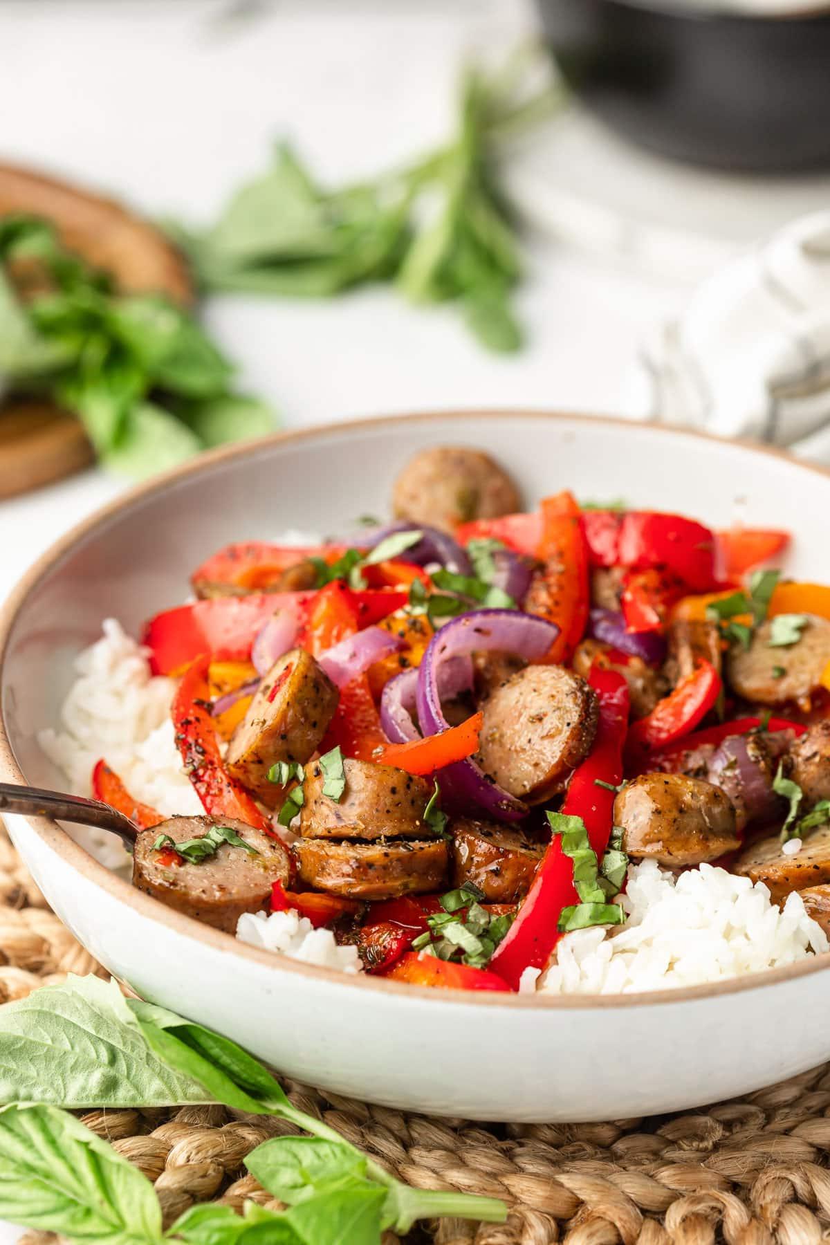**Einfaches Backblechgericht mit Italienischer Wurst und Paprika** 2 Ein Teller voller italienischer Wurst, Paprika und Zwiebeln, servierfertig