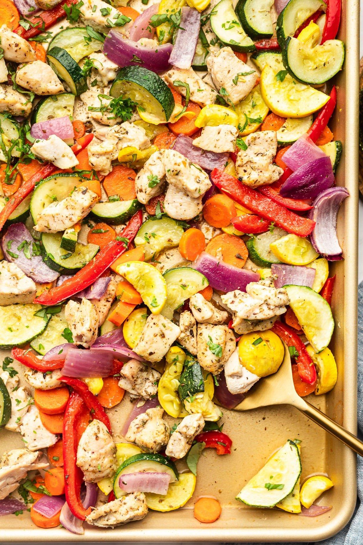 Blech-Hähnchen und Regenbogen-Gemüse 2 Ofenhähnchen mit Regenbogen-Gemüse auf einem Blech