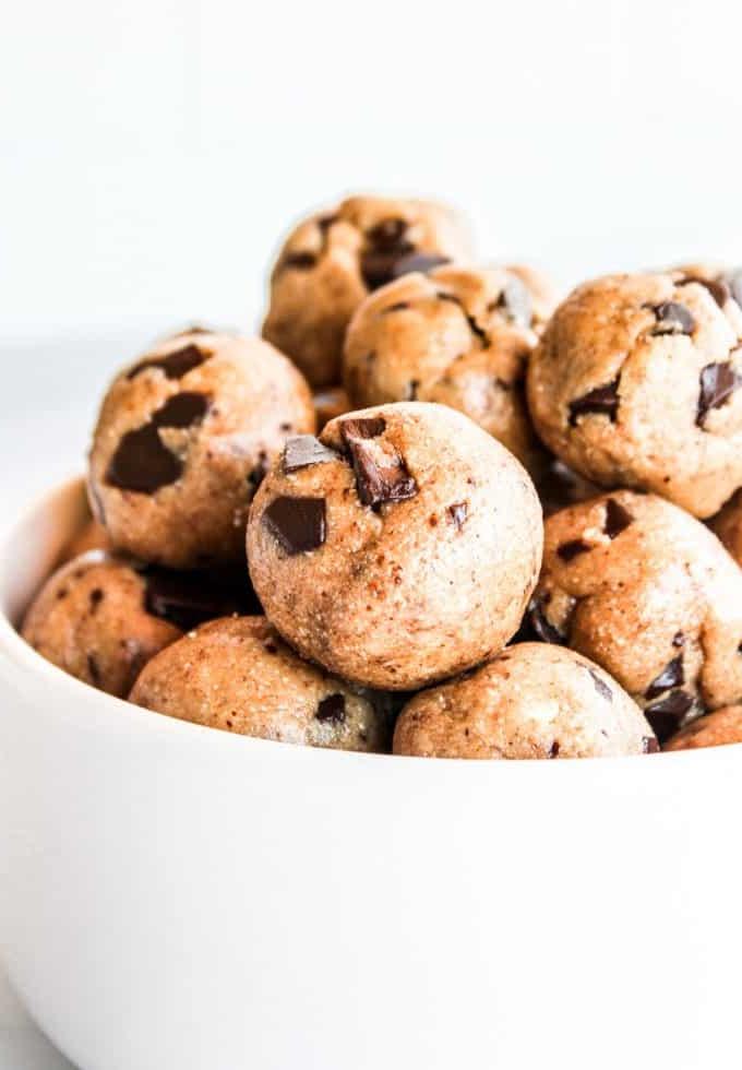 Getreidefreie Keksteig-Häppchen 2 Frisch zubereitete glutenfreie Keksteig-Bällchen auf Backpapier