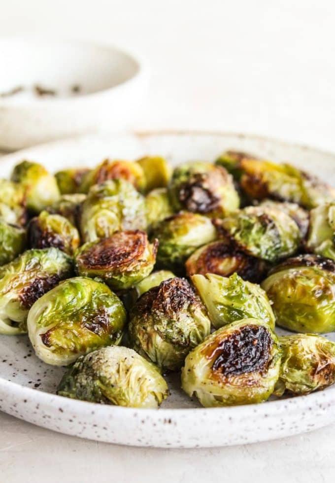 Gerösteter Rosenkohl 2 Frisch gerösteter Rosenkohl auf einem Backblech, bereit zum Servieren.