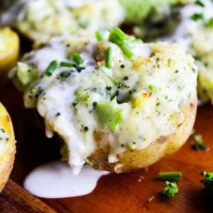 **Doppelt gebackene Brokkoli-Ranch-Kartoffeln** 2 Brokkoli-Ranch Twice Baked Potatoes