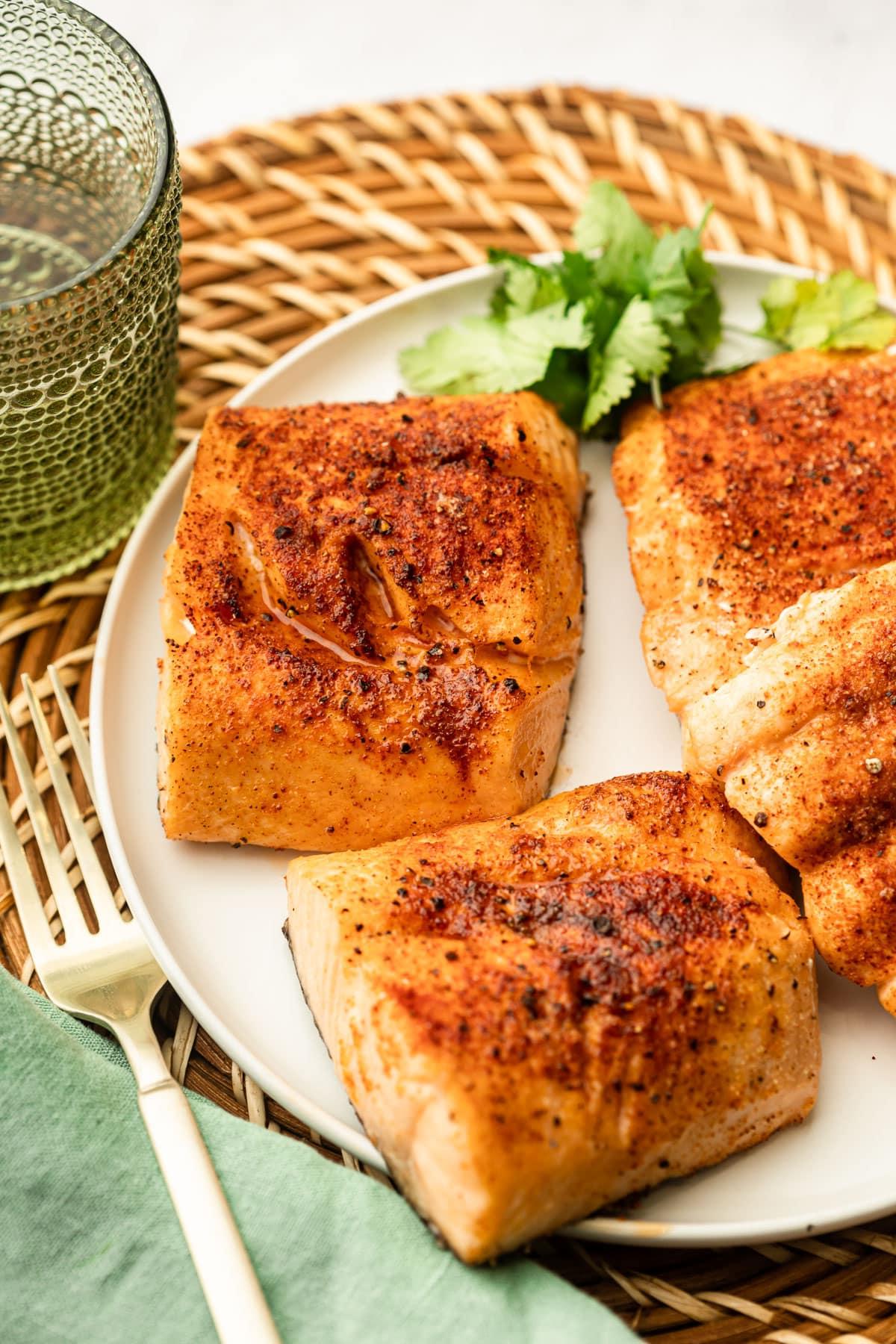 **Heißluftfritteusen-Lachs** 2 Ein frisch zubereitetes Lachsfilet aus der Heißluftfritteuse, perfekt gebräunt und blättrig, appetitlich auf einem Teller angerichtet und bereit zum Servieren.