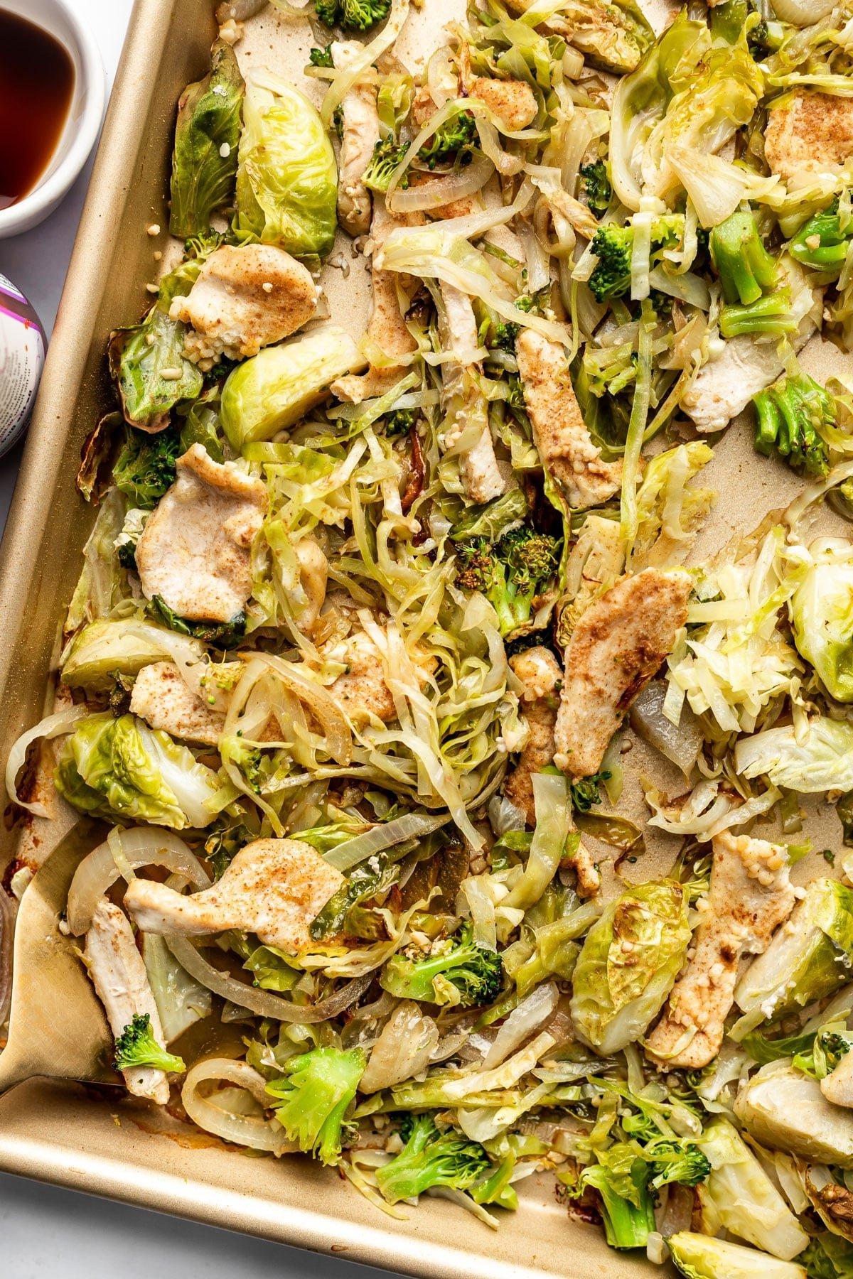 **Hähnchen und Kohl vom Ofenblech** 2 Hähnchen-Kohl-Blechpfanne mit frischem Gemüse, bereit zum Servieren