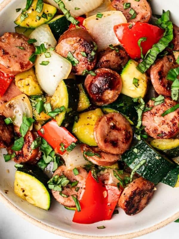 Leserlieblinge: Gesunde Hauptgerichte 2 Saftige Wurst- und Zucchinischeiben in einer Pfanne mit Paprika und Zwiebeln, fertig in 20 Minuten