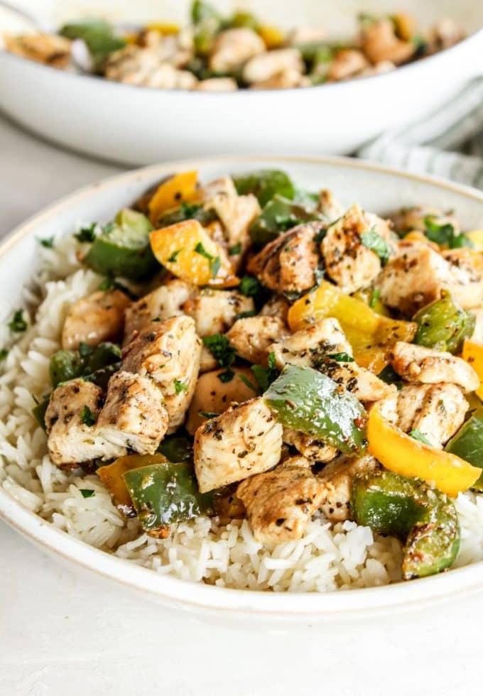 Schnelles Hähnchen und Paprika 2 Eine Pfanne mit goldbraunem Hähnchen und bunten Paprikastreifen, bereit zum Servieren.
