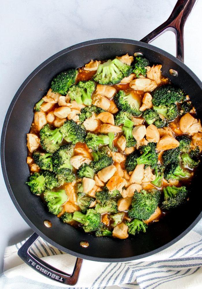Teriyaki Hähnchen und Brokkoli 2 Frisches Teriyaki Hähnchen mit Brokkoli in einer Pfanne angerichtet