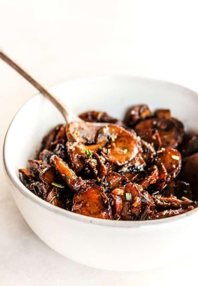 Gebratene Champignons mit Knoblauch 2 Perfekt goldbraun gebratene Knoblauch-Champignons in einer Pfanne