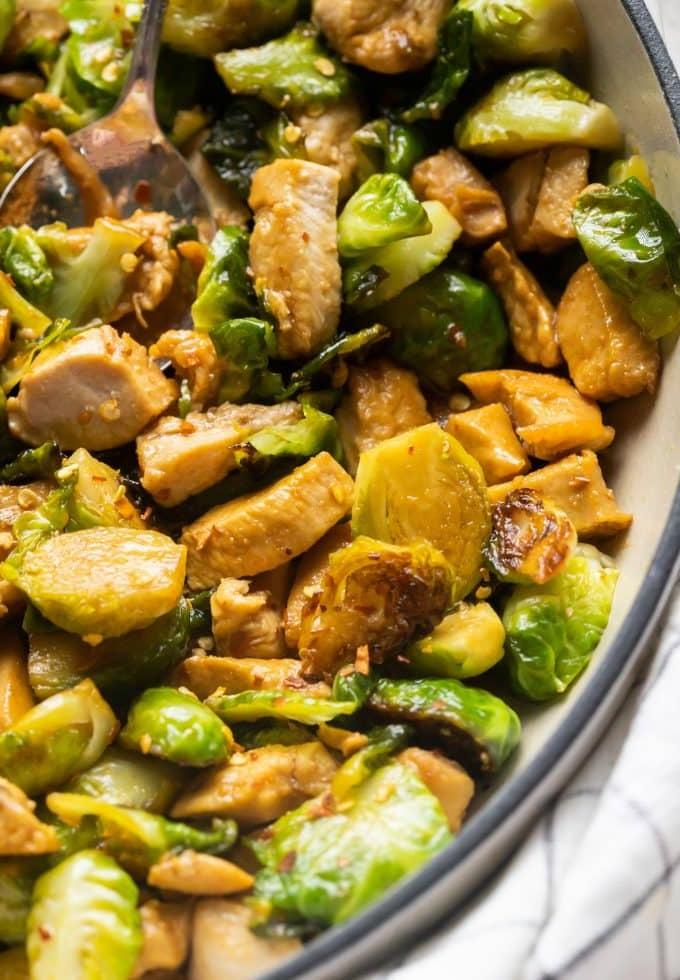 Pfannenhähnchen und Rosenkohl 2 Eine köstliche Hähnchen-Rosenkohl-Pfanne, servierfertig in einer gusseisernen Pfanne angerichtet.