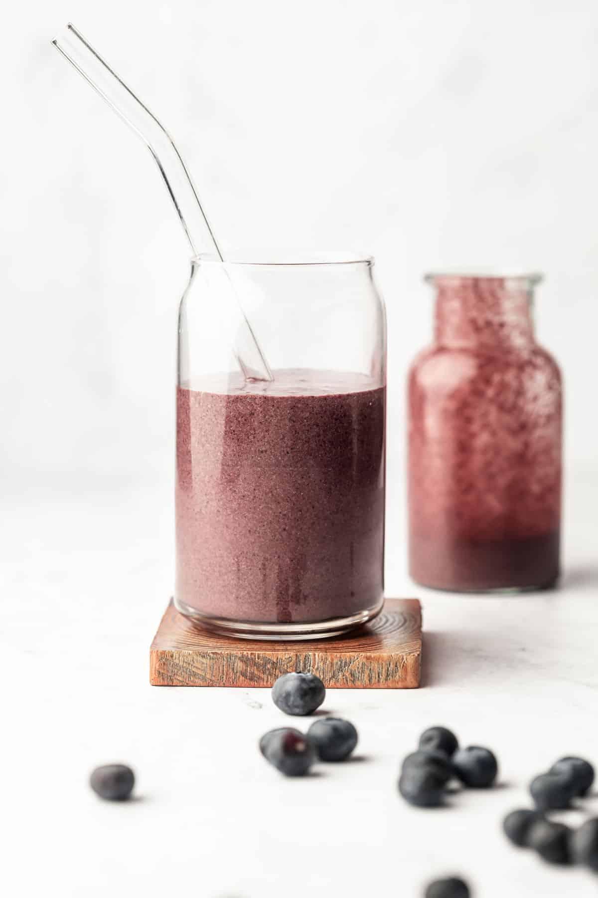 Ein frisch zubereiteter Blaubeer-Mandel-Smoothie in einem Glas, perfekt für einen gesunden Start in den Tag oder als vitalisierender Snack.
