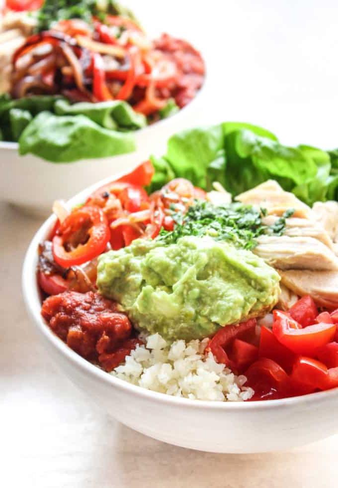 Hähnchen Burrito Bowls mit Blumenkohlreis und frischen Zutaten