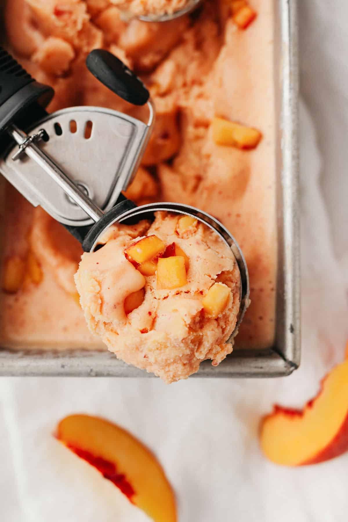 Frisch zubereiteter Pfirsich Frozen Yogurt in einer Schüssel