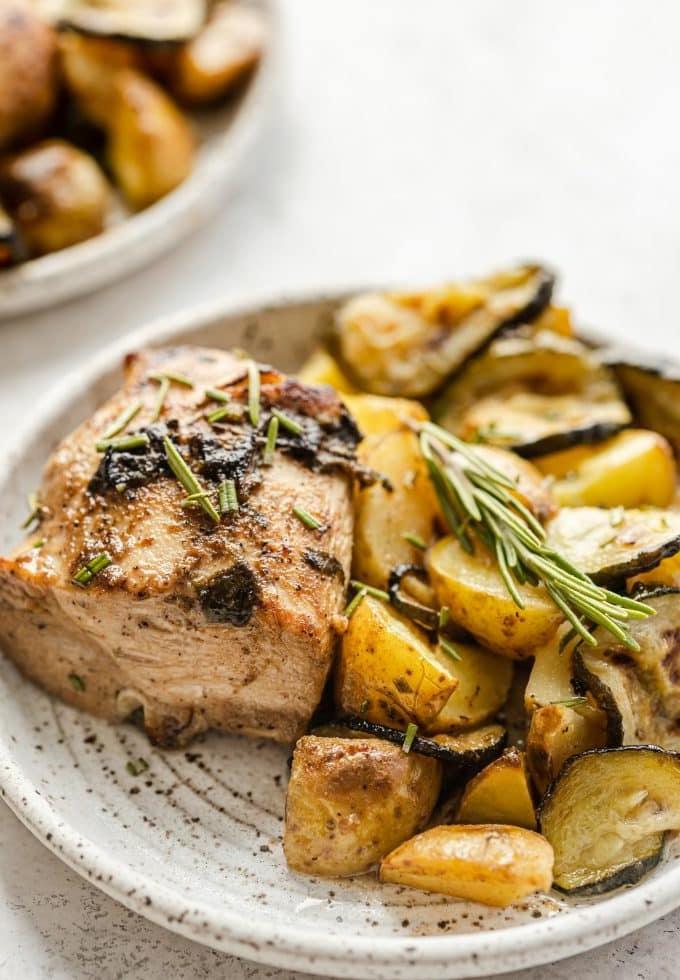 Blech-Hähnchen mit Kartoffeln und Zucchini 2 Blechgericht mit gebratenem Hähnchen, Rosmarinkartoffeln und Zucchini