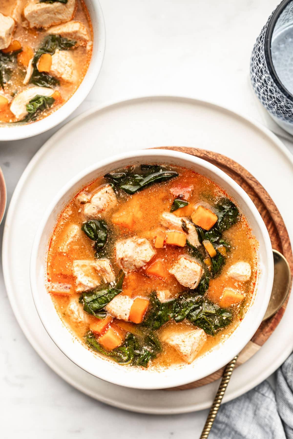 Instant Pot Buffalo Hähnchen Süßkartoffel Suppe in einer Schüssel, bereit zum Servieren.