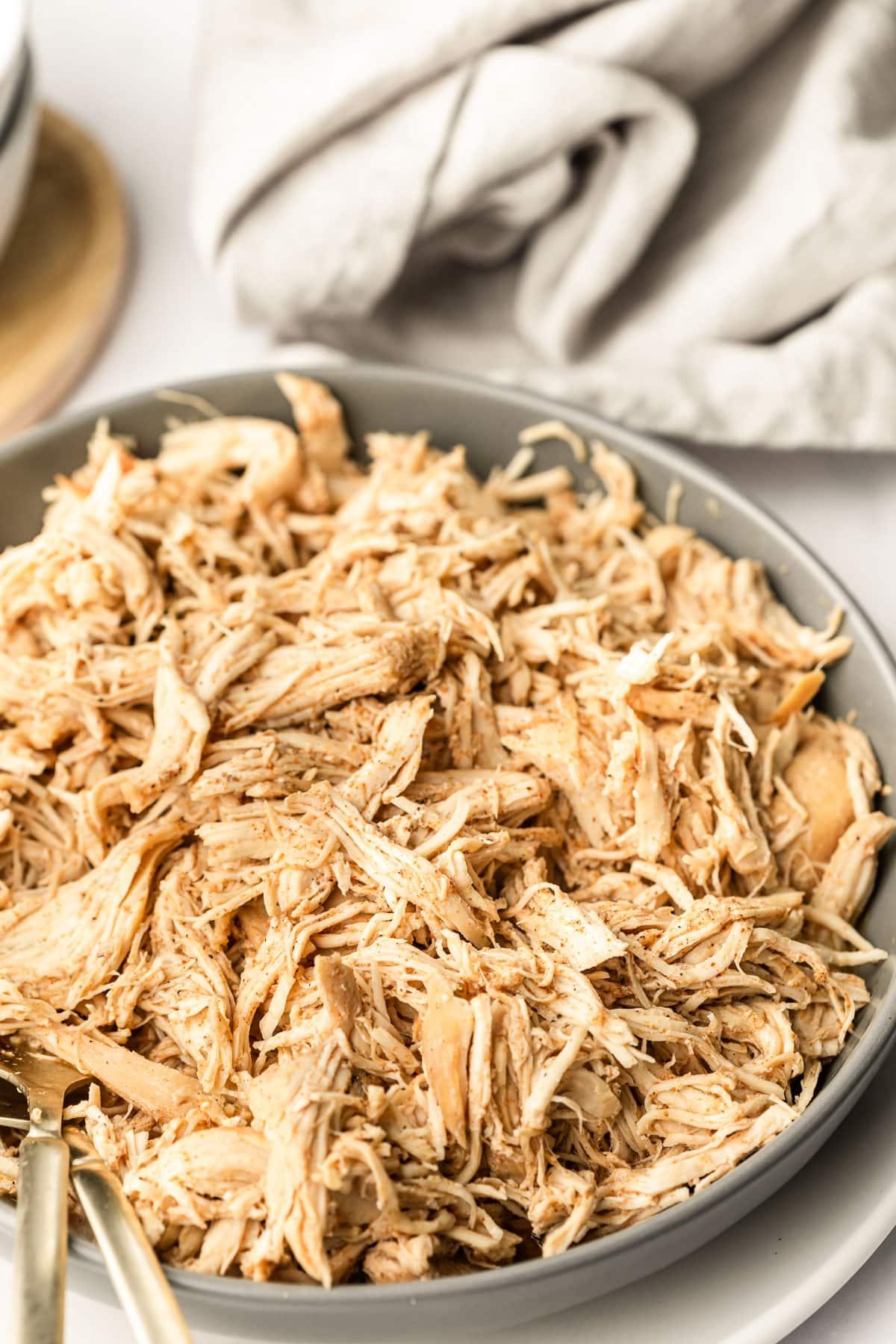 Gekochtes Slow Cooker Hähnchen Geschnetzeltes in einer Schüssel
