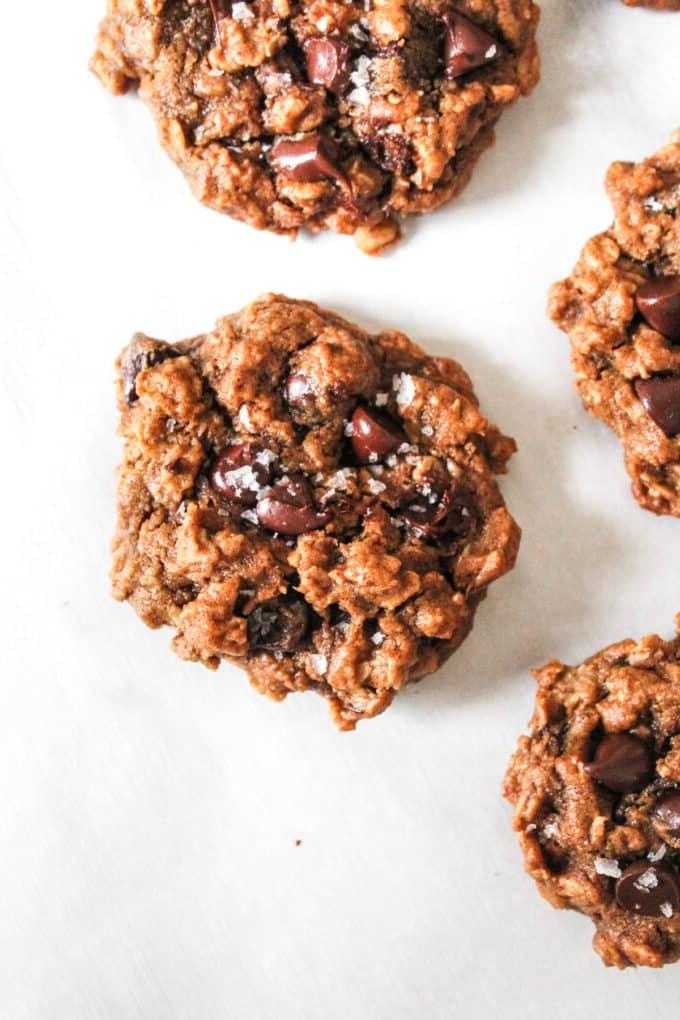 Frisch gebackene Mandelbutter-Haferflocken-Schoko-Cookies auf einem Backblech