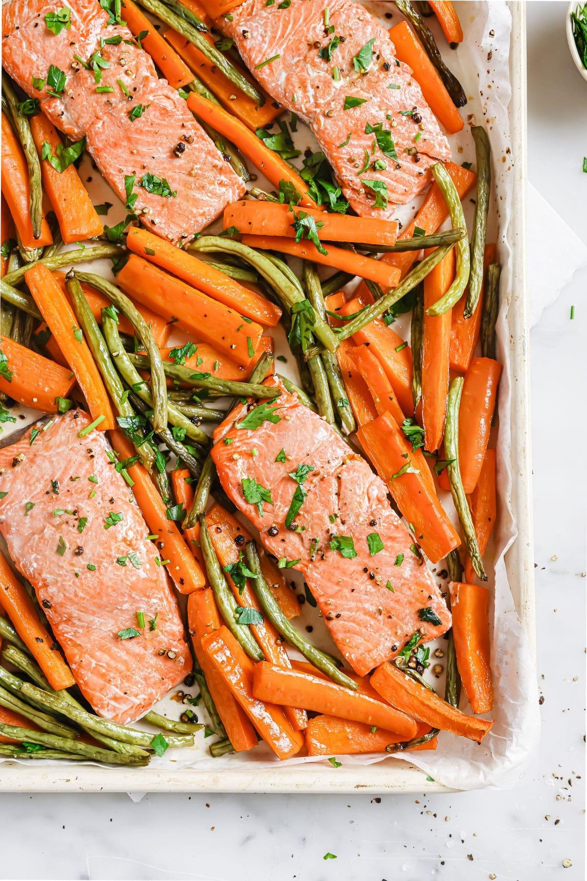 Zitronen-Pfeffer-Lachs mit Ofengemüse auf einem Backblech