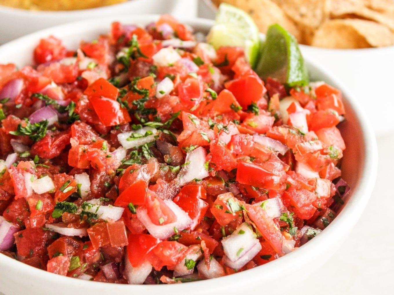 Frische Pico de Gallo mit gehackten Tomaten, Zwiebeln, Koriander und Limettensaft, ideal als Dip