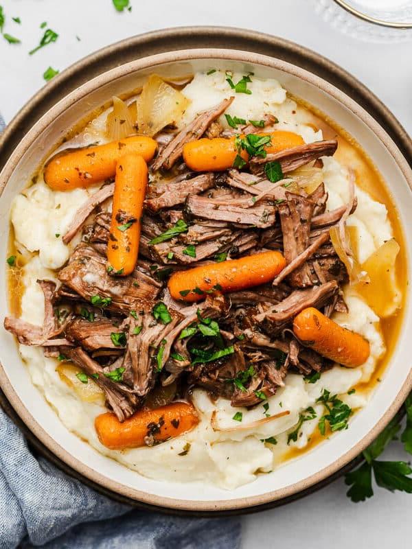 Leserlieblinge: Gesunde Hauptgerichte 14 Ein zarter Knoblauch-Kräuter-Schmorbraten mit Karotten und Zwiebeln in einem Slow Cooker