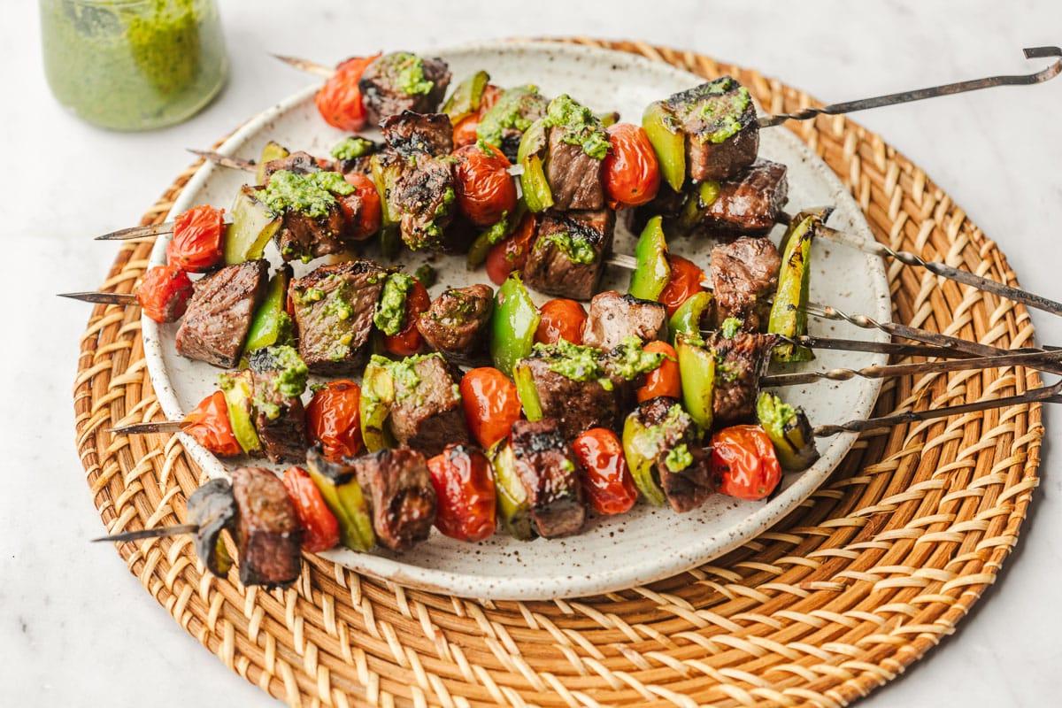 Pesto-Steak-Spieße mit angebratenen Tomaten und Paprika