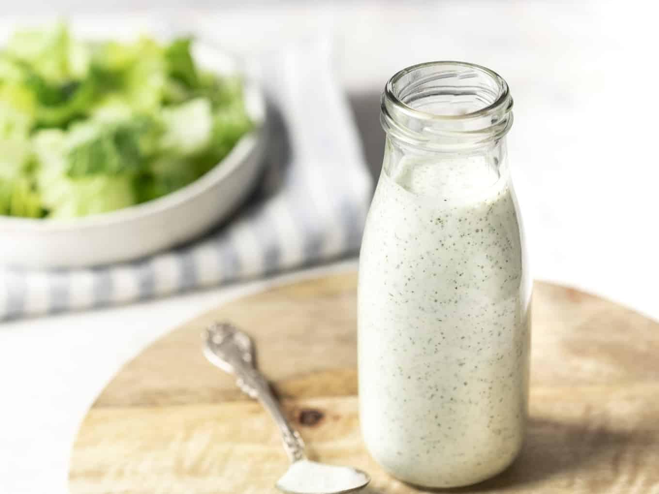 Dicke und cremige Ranch-Dressing und Dip-Variante ohne Milchprodukte, ideal für Salate oder als Gemüsedip