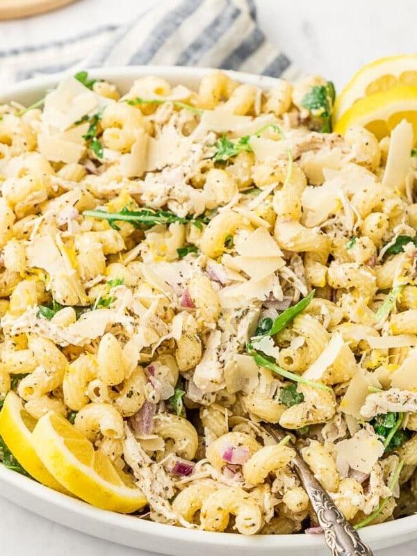 Zitronen-Nudelsalat mit cremigem Dressing und Hähnchenfleisch