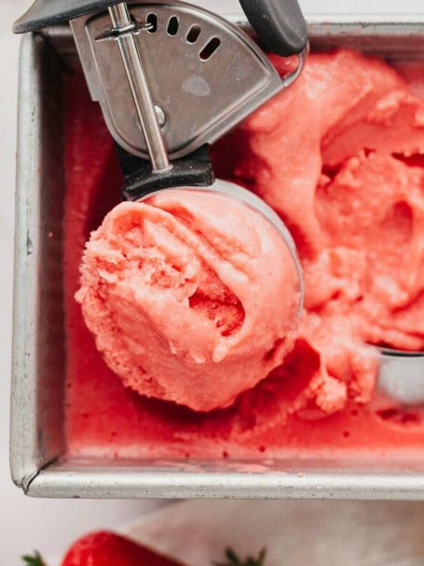 Gesundes Erdbeer-Zitronen-Frozen-Yoghurt ohne Eismaschine