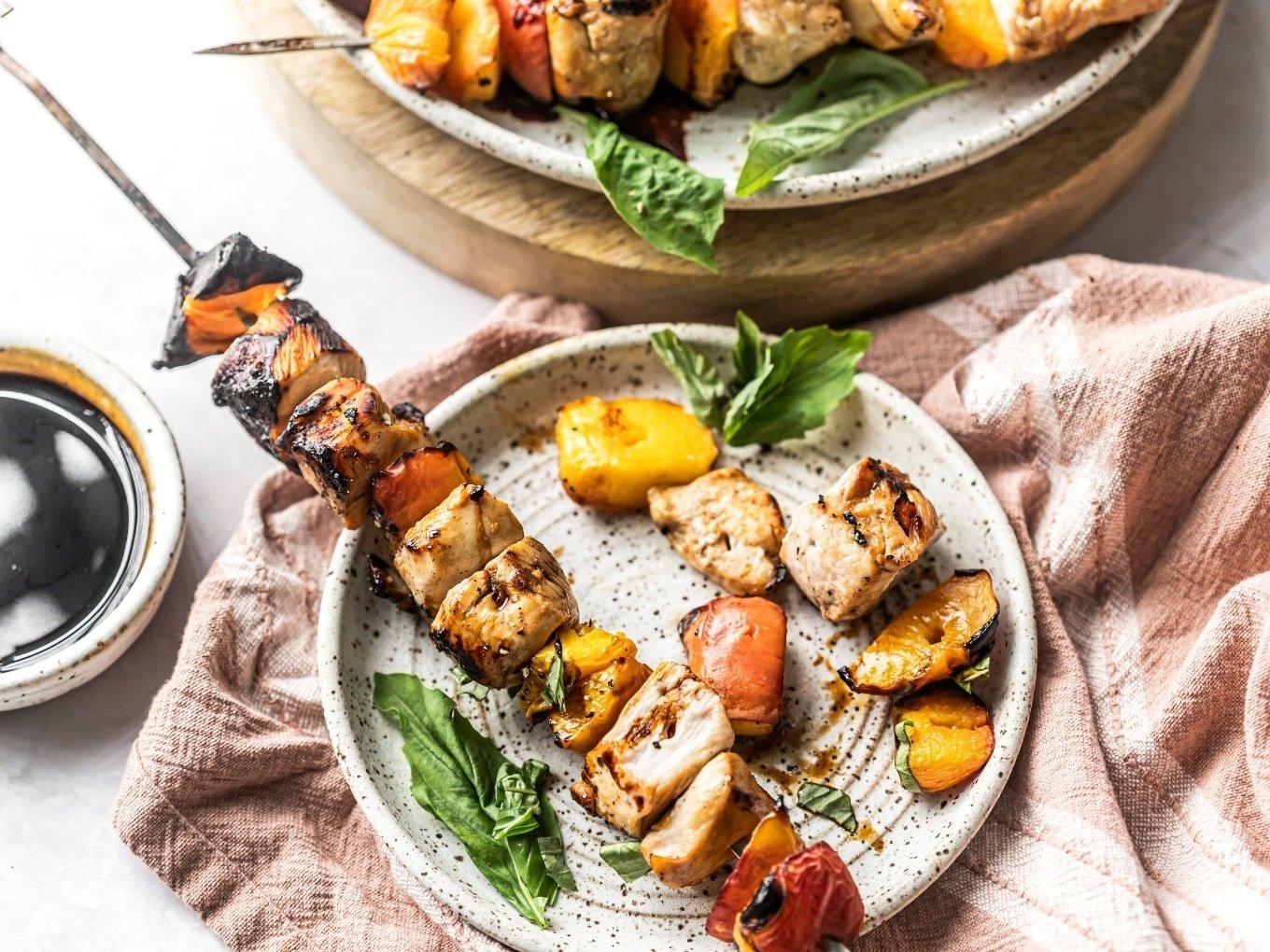 Balsamico-Pfirsich-Hähnchen-Spieße für sommerliche Unterhaltung
