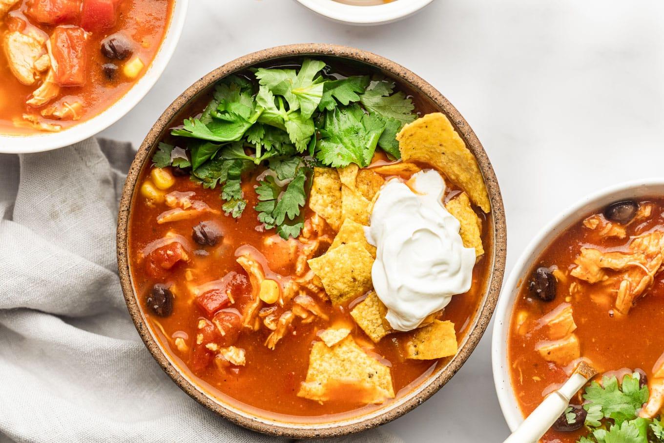 Herzhafte Hähnchen-Taco-Suppe, schnell in 30 Minuten zubereitet, reich an Geschmack