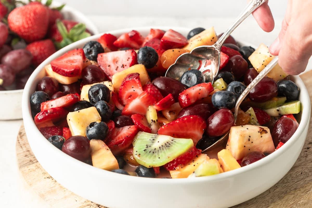 Bunter Obstsalat mit Zitronen-Mohn-Dressing ohne Zucker