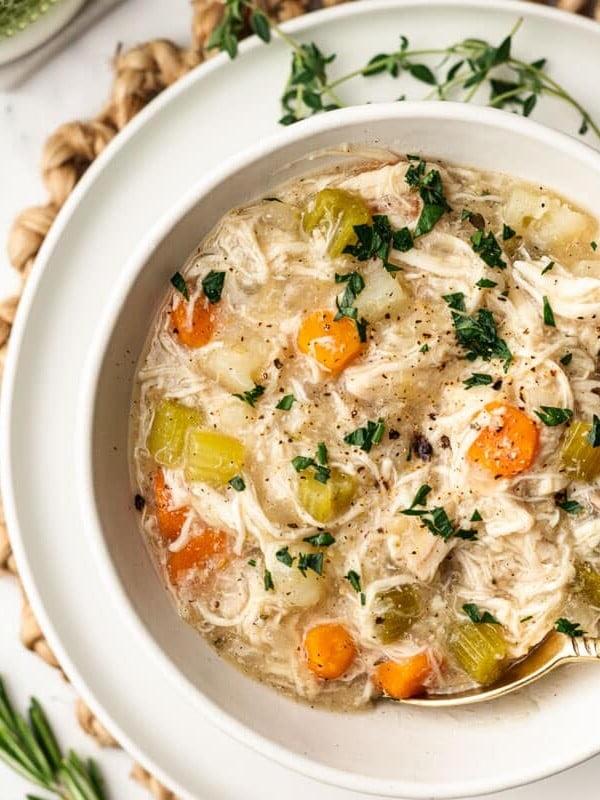 Reichhaltiger Hähnchen-Eintopf aus dem Slow Cooker mit zartem Fleisch und Gemüse